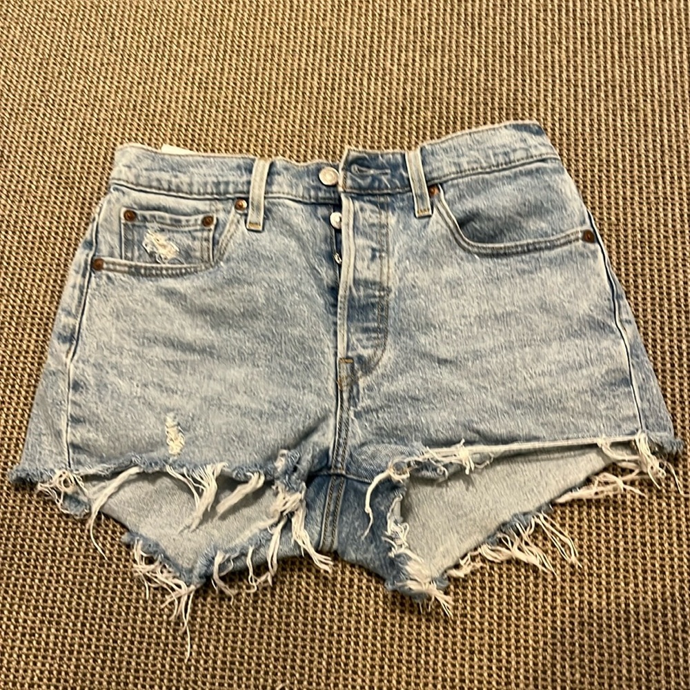 Levi’s cutoff button fly jeans size 27, light wash